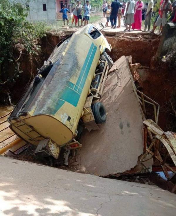 Truk Muatan CPO Melintas, Jembatan Penghubung Talang Betutut-Talang Jambe Ambruk