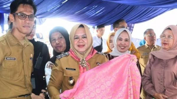Wabup Sumarni Tantang Pengrajin Muda Muara Enim Ciptakan Motif Songket Baru Saingi "Mak Raje"