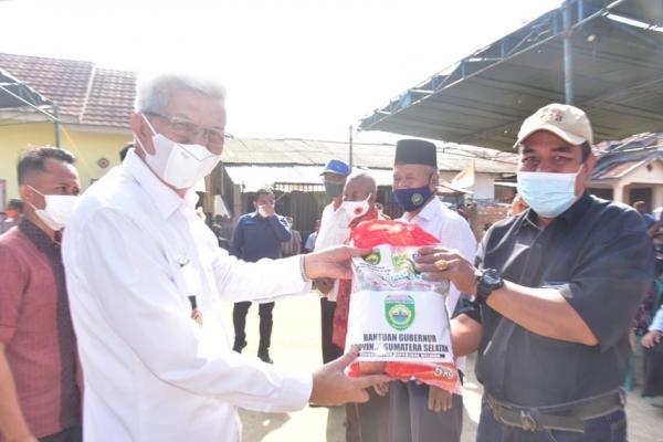 Warga Tanah Mas Banyuasin Terdampak PPKM Sumringah Dapat Bantuan Beras Gubernur 